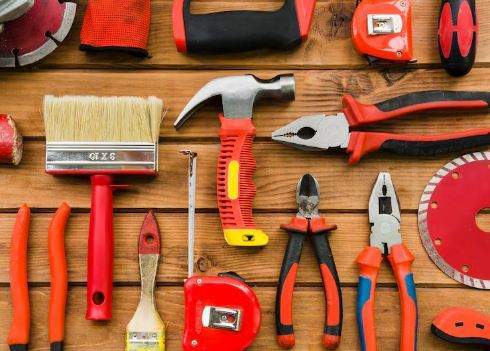 Quels sont les outils indispensables à avoir dans une caisse à outils pour réaliser les principaux travaux de bricolage à la maison ? Calvados